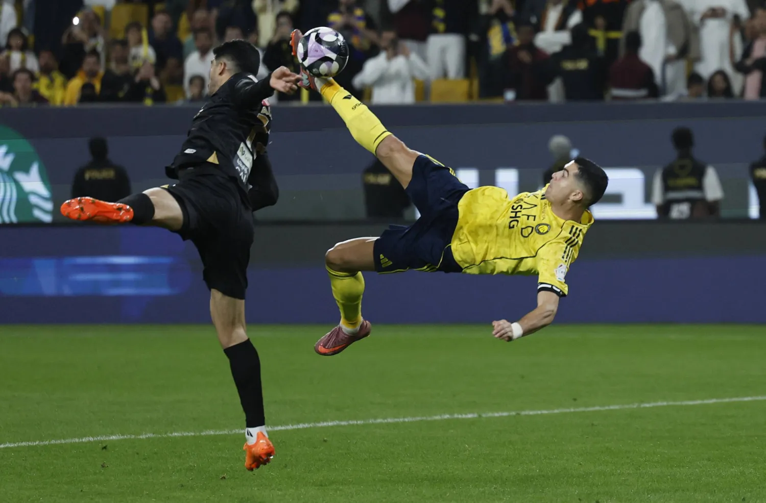 رونالدو يضيء الأول بارك ويقود النصر لفوز ساحق على الخليج