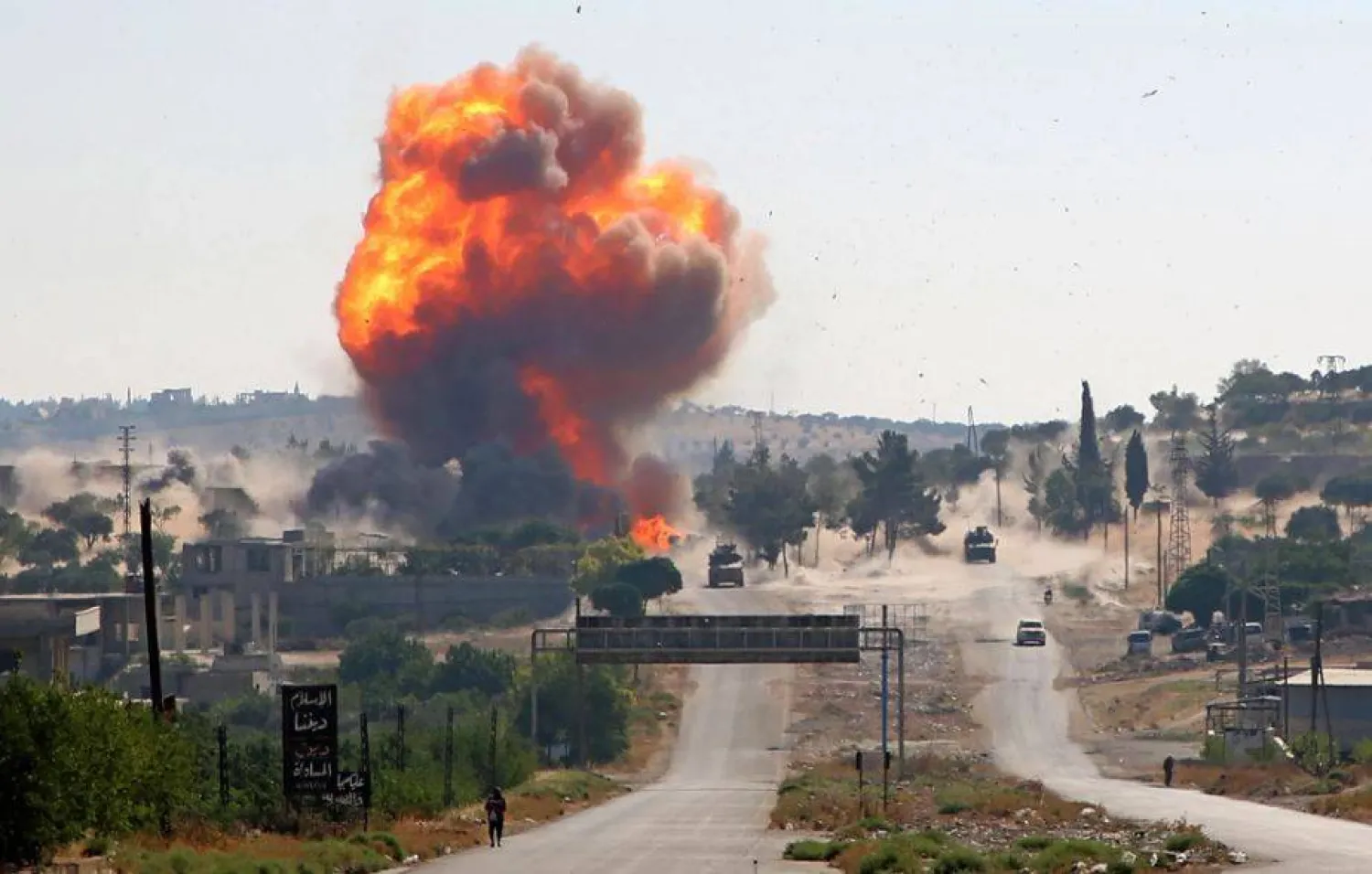 سوريا: انفجار ضخم في ريف إدلب وأنباء عن غارة للتحالف الدولي