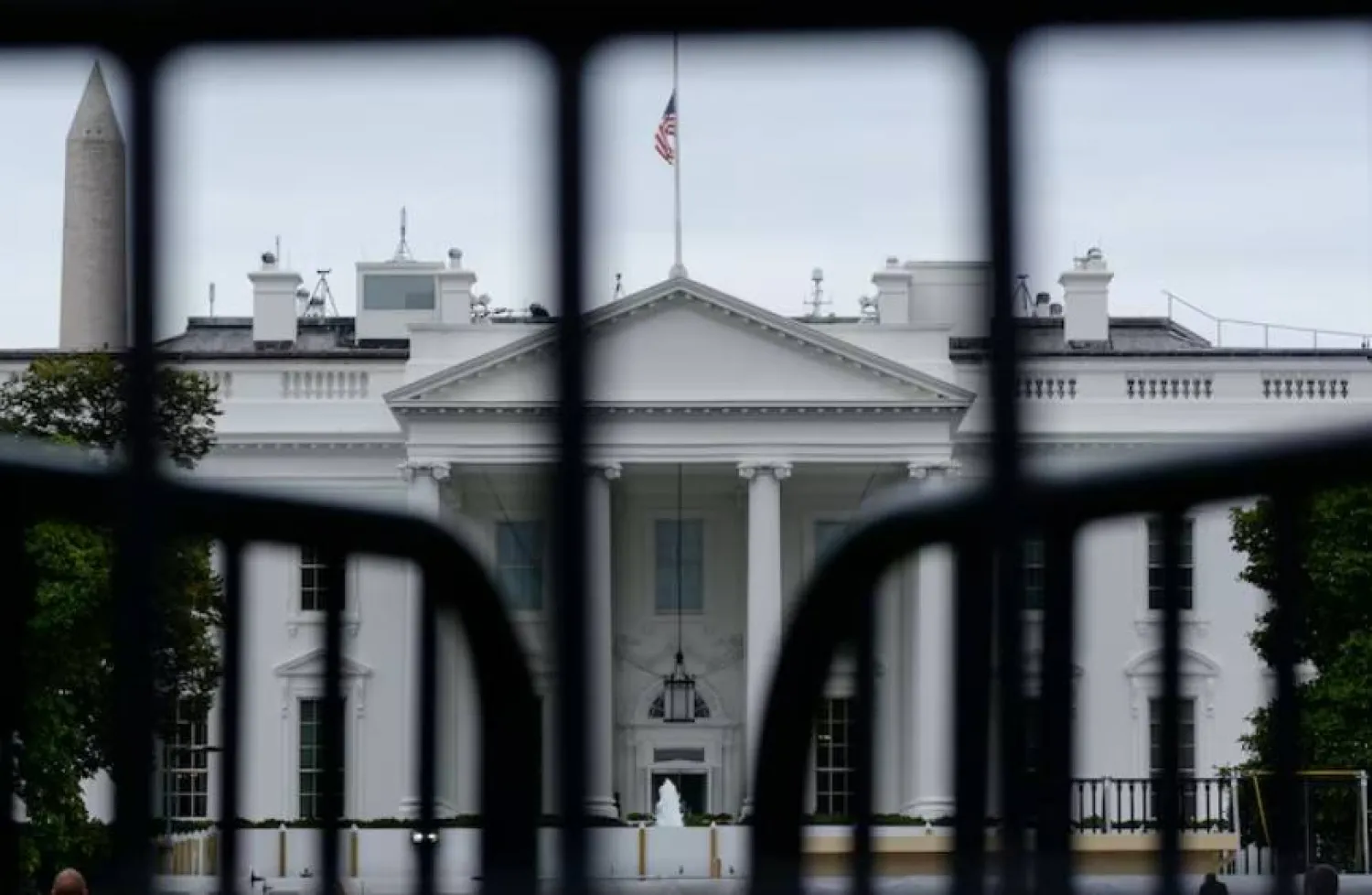 هجوم قرب البيت الأبيض يُصيب عسكريين… وإغلاق المقر الرئاسي