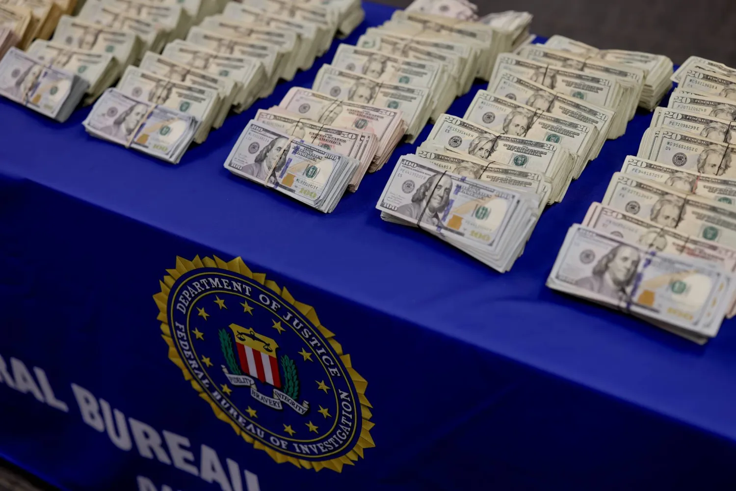 الدولار يتجه إلى أكبر خسارة أسبوعية وسط توقعات متزايدة لخفض الفائدة الأميركية