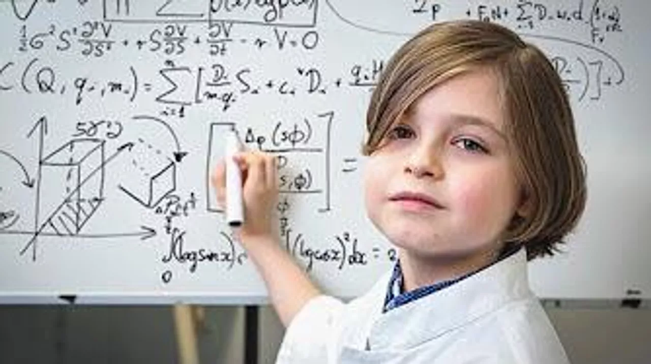 أذكى من 99.99% من البشر... طفل بلجيكي بعمر الـ15 يحصل على شهادة الدكتوراه بفيزياء الكم