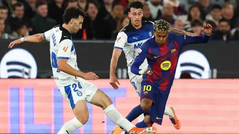 برشلونة يتخطى ألافيس بثلاثية ويعتلي صدارة الليغا مؤقتًا