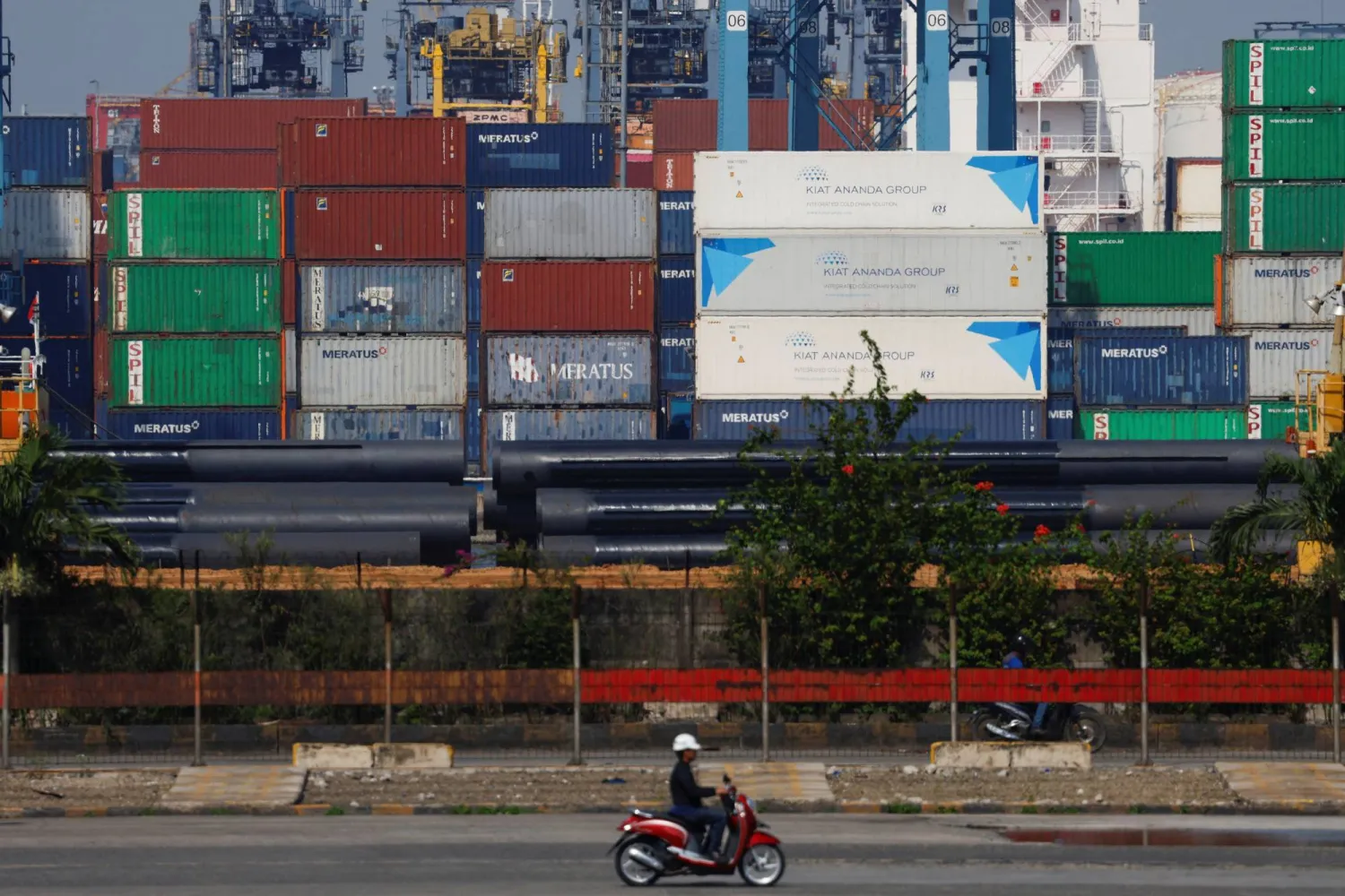 إندونيسيا تسجل فائضاً تجارياً أقل من المتوقع في أكتوبر إندونيسيا تسجل فائضاً تجارياً أقل من المتوقع في أكتوبر