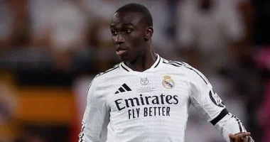 ريال مدريد يعلن إصابة ميندي من جديد.. وغيابه حتى بداية 2026