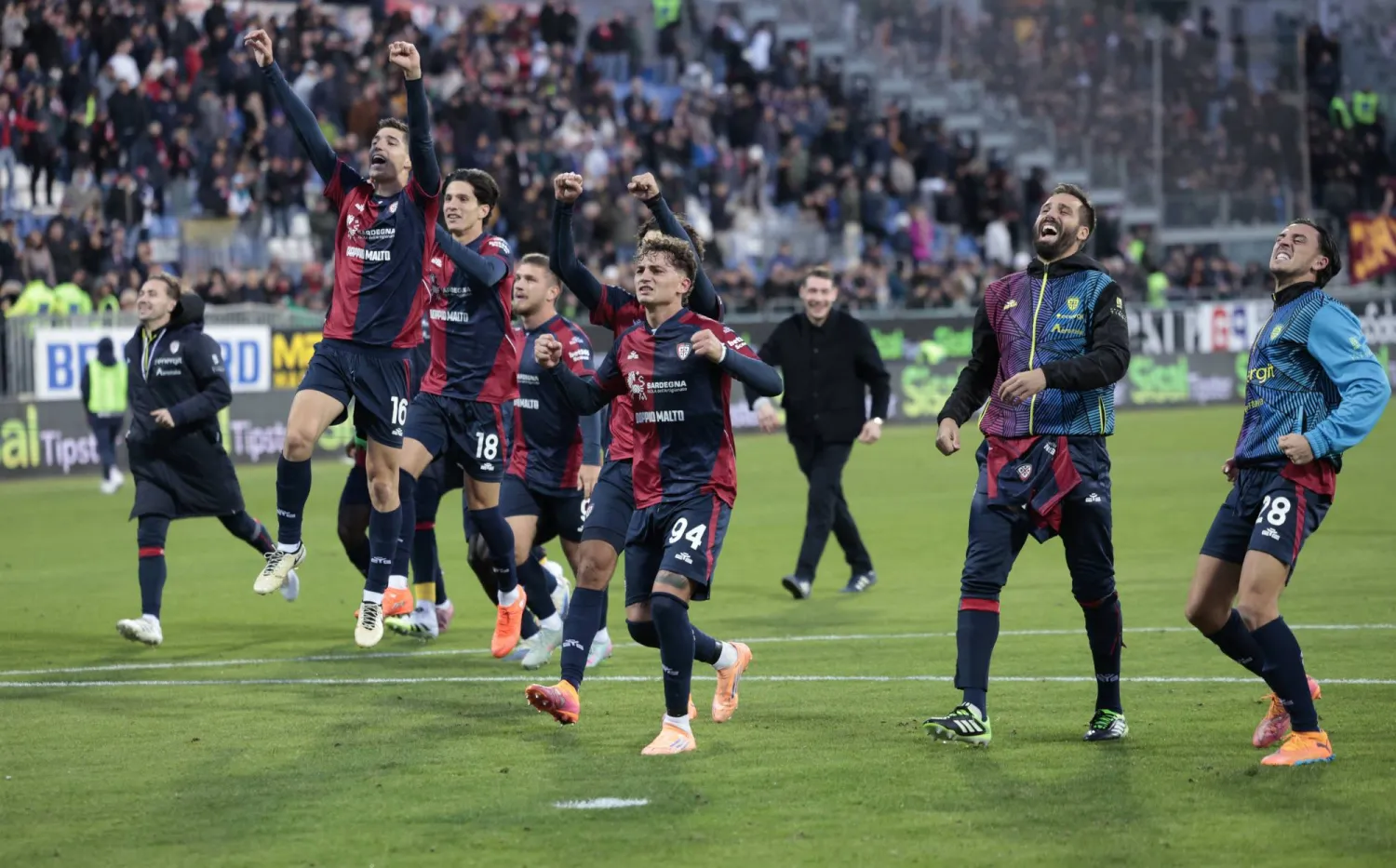 كالياري يهزم روما بهدف ويستفيد من التفوق العددي