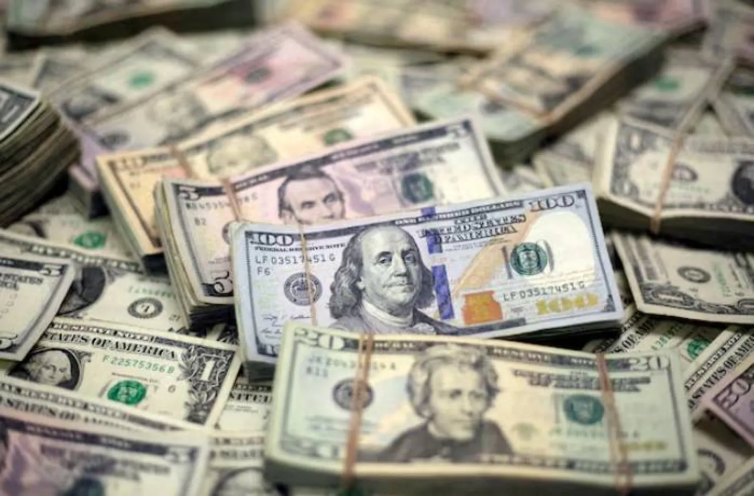 الدولار يستقر قبيل أسبوع حافل باجتماعات البنوك المركزية العالمية الدولار يستقر قبيل أسبوع حافل باجتماعات البنوك المركزية العالمية