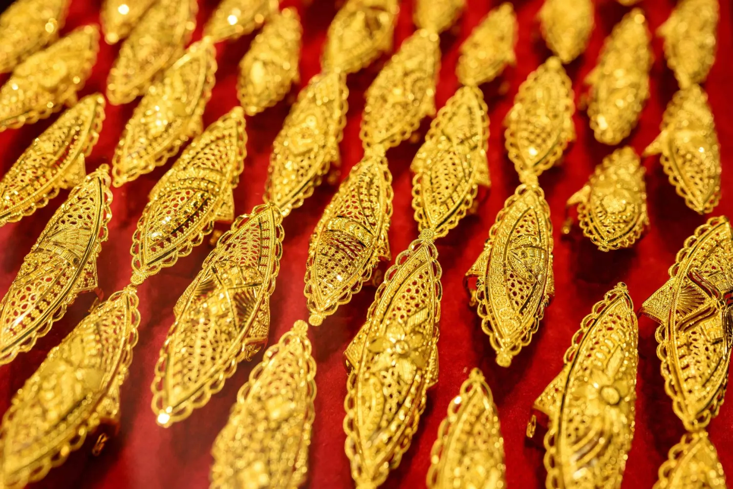 الذهب يرتفع مع انقسام آراء مجلس الاحتياطي الفيدرالي بشأن خفض الفائدة