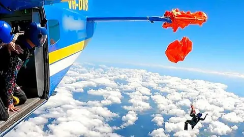 مظلي ينجو بأعجوبة بعد تعلقه بذيل طائرة