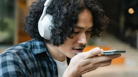 غوغل تطلق ترجمة فورية باستخدام سماعات الرأس وتقنيات Gemini