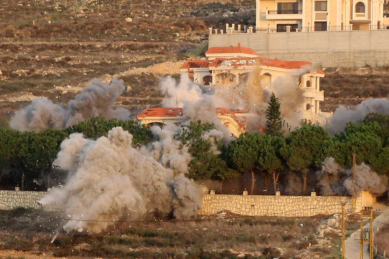 الجيش الإسرائيلي يوجه تحذيراً لسكان قرية في جنوب لبنان قبل قصفها