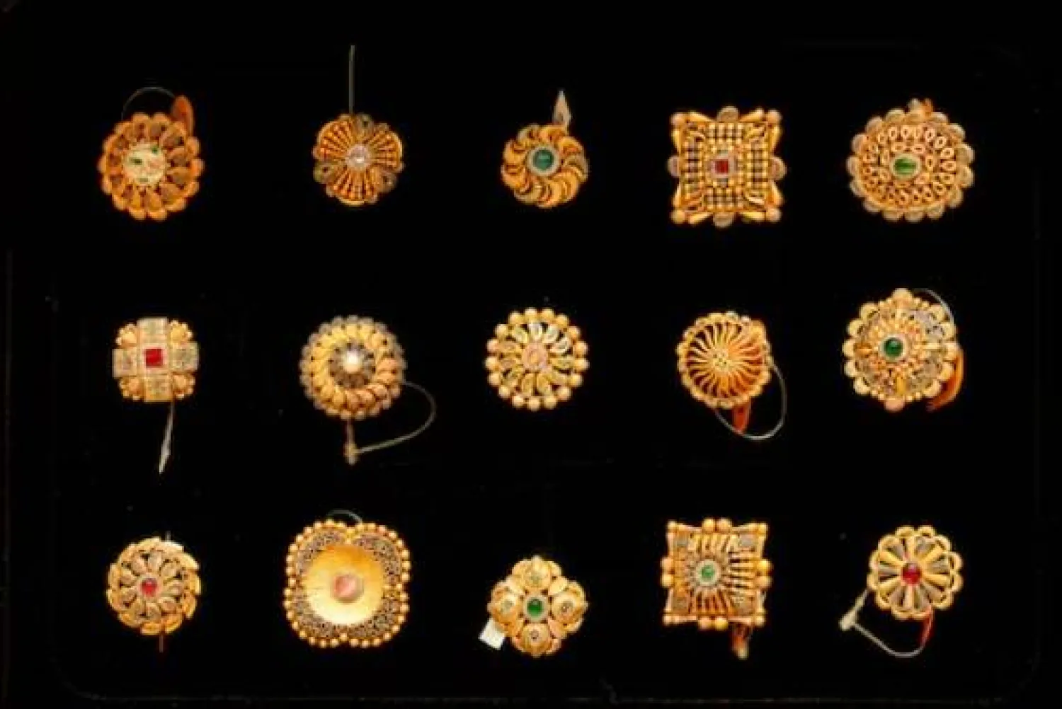 الذهب يستقر والفضة يرتفع  إلى 66.36 دولار