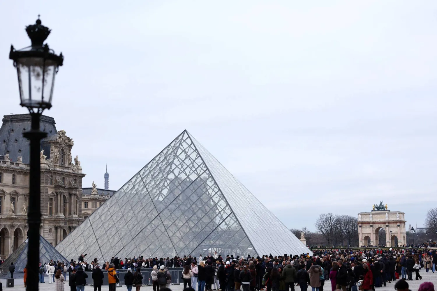 متحف اللوفر يعاود استقبال الزوار بعد تصويت العاملين على وقف الإضراب
