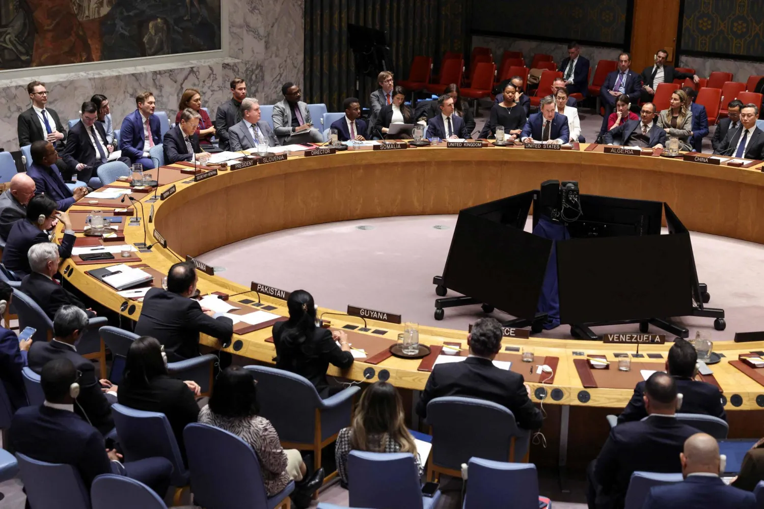 روسيا والصين تتهمان واشنطن بـ«التنمر» و«سلوك رعاة البقر» ضد فنزويلا