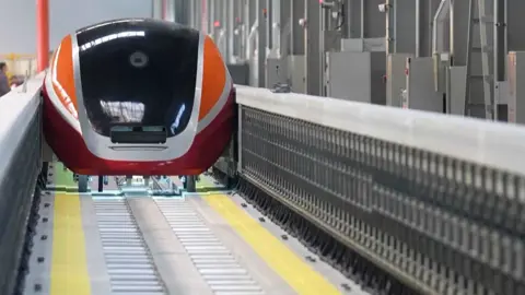 الصين تفجّر سباق السرعة العالمي: قطار مغناطيسي يصل إلى 700 كم/س في ثانيتين!
