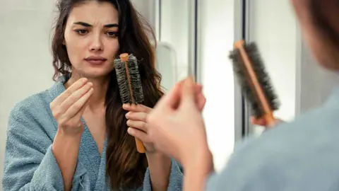 تساقط الشعر الشتوي.. أسباب وعلاجات طبيعية