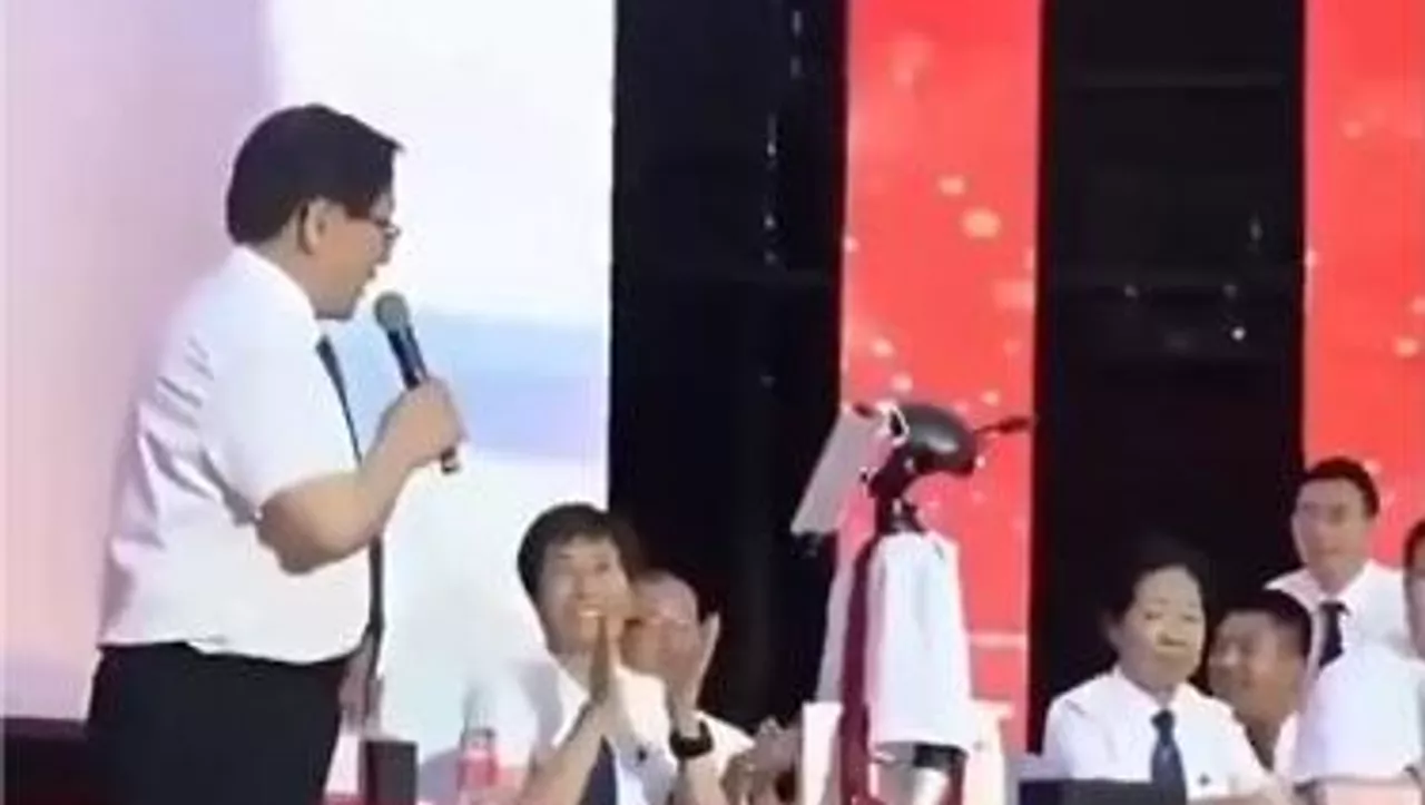 طالب صيني يرسل روبوته لاستلام شهادة تخرجه بدلا عنه