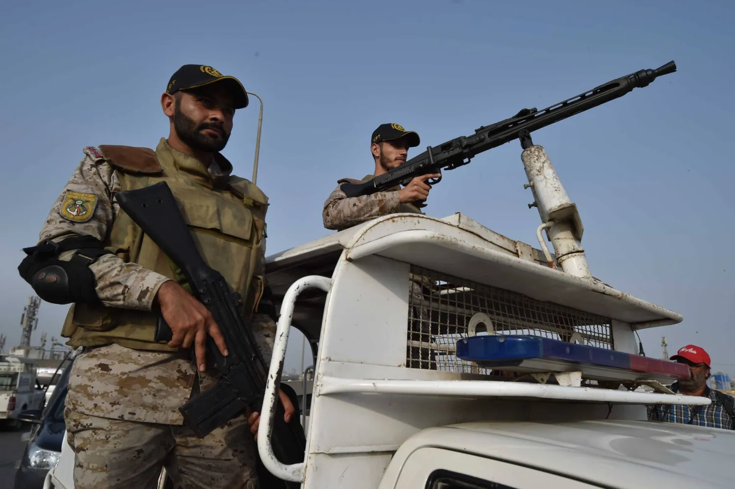 باكستان والهند تتبادلان قوائم المنشآت النووية والسجناء