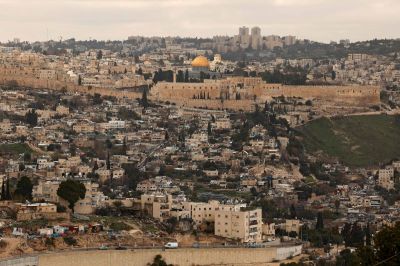 الجيش الإسرائيلي والمستوطنون يهاجمون الفلسطينيين في الضفة