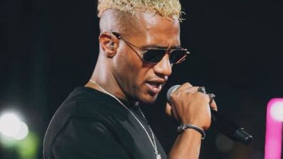 محمد رمضان يثير الجدل بعد تبديل حذائه على المسرح أمام الجمهور