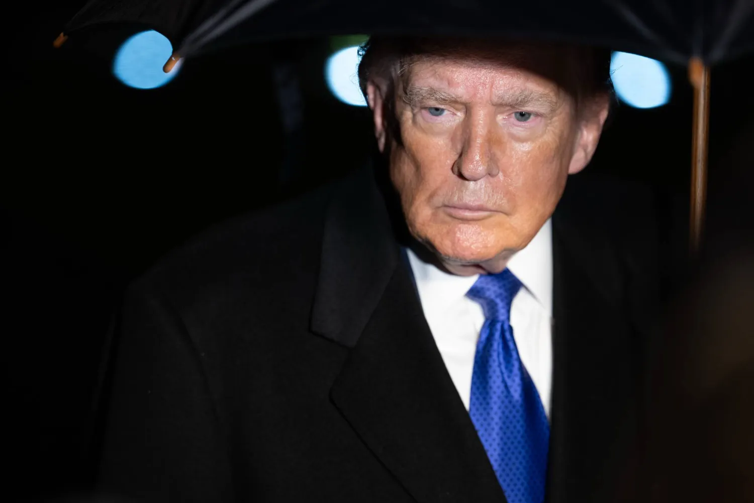 ترمب يوقع أمراً تنفيذياً لحماية عوائد النفط الفنزويلي من الحجز القضائي