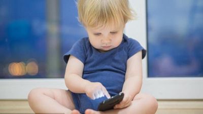 الإفراط في استخدام الشاشات يضعف لغة الأطفال ويهدد نموّهم المبكر