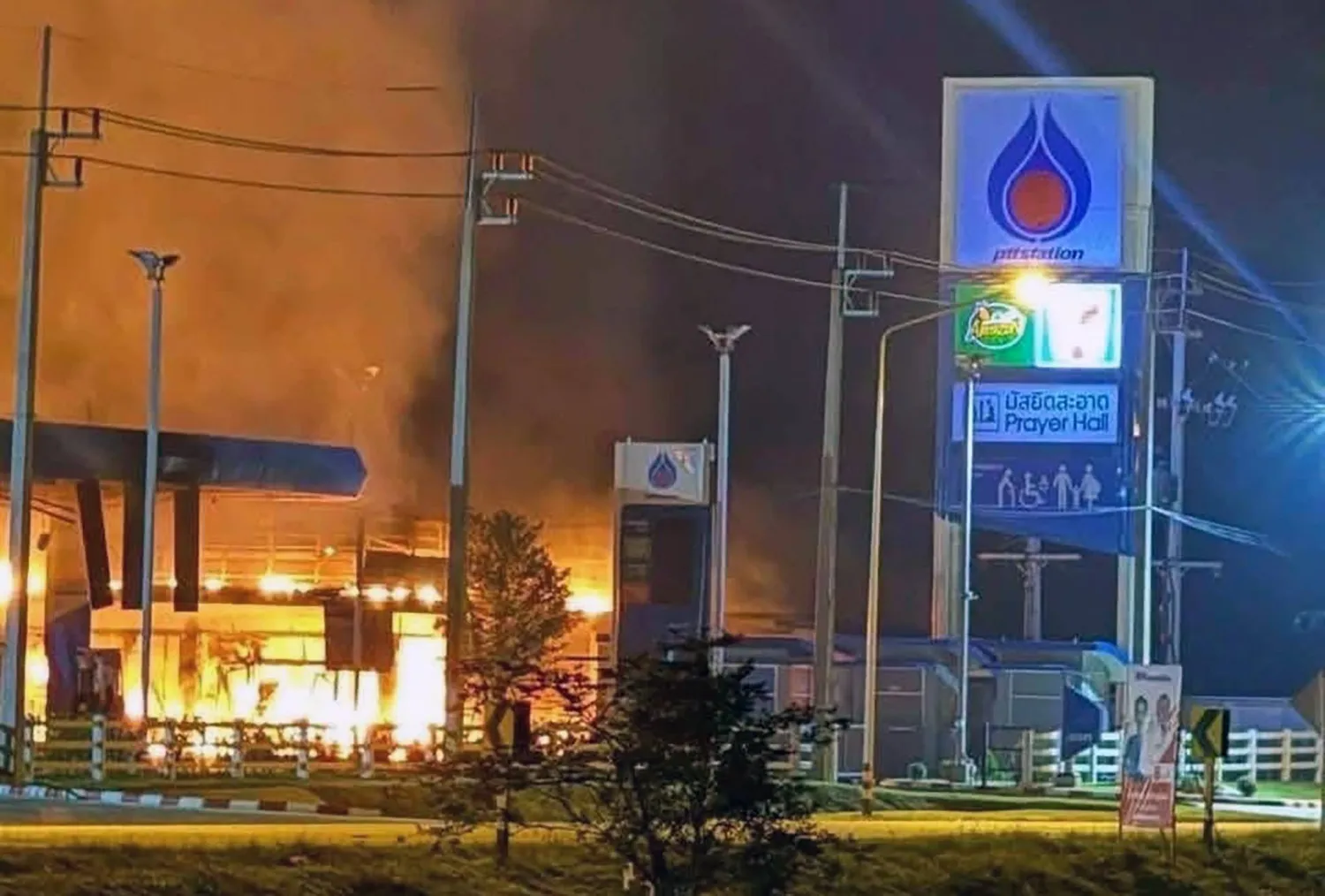 إصابة أربعة أشخاص في هجمات بالقنابل على محطات وقود بتايلاند