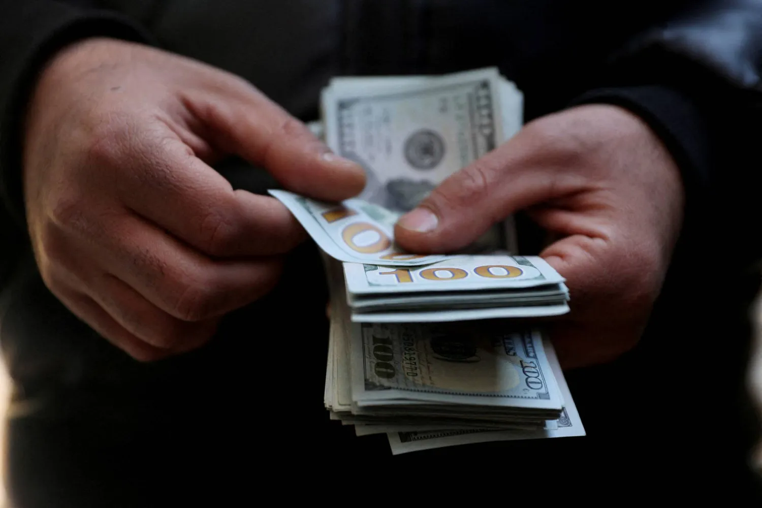 الدولار يترنح تحت وطأة التحقيقات مع رئيس «الاحتياطي الفيدرالي»