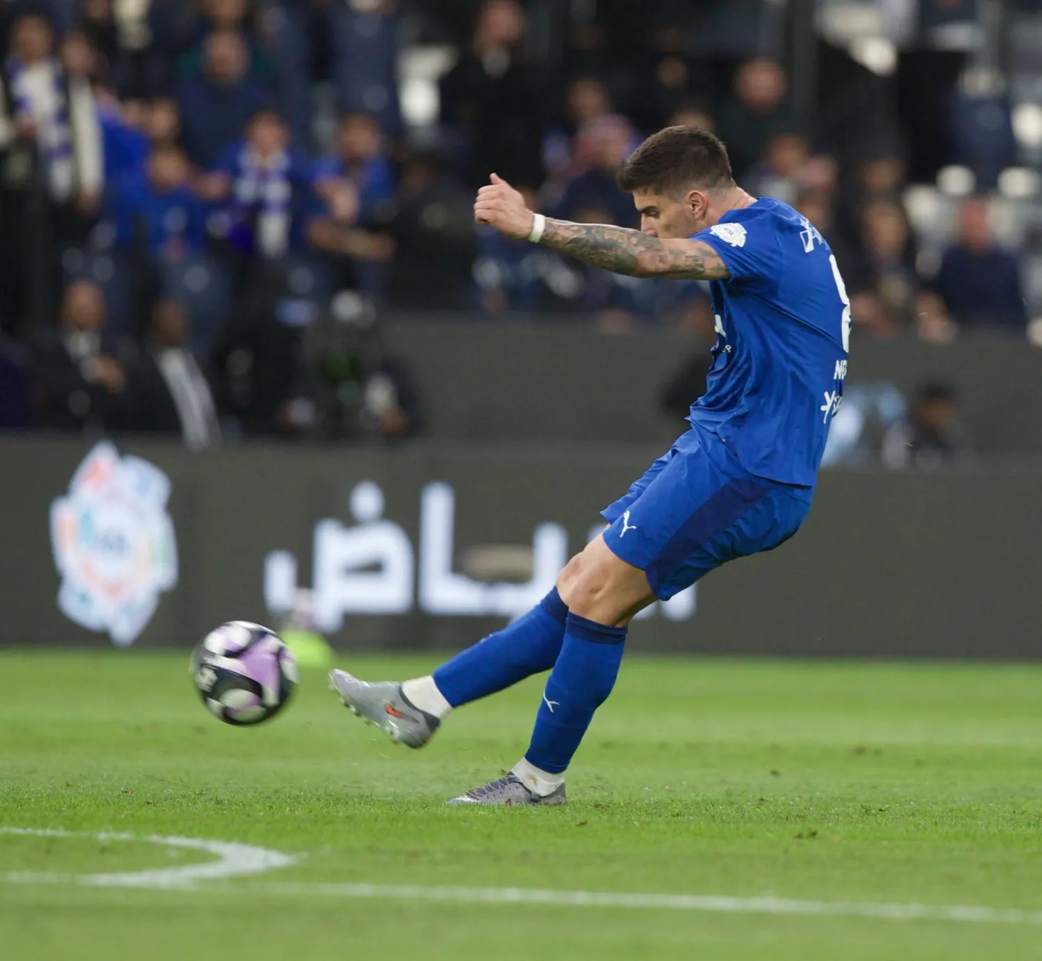 الهلال والنصر في ديربي الرياض الليلة على صدارة الدوري
