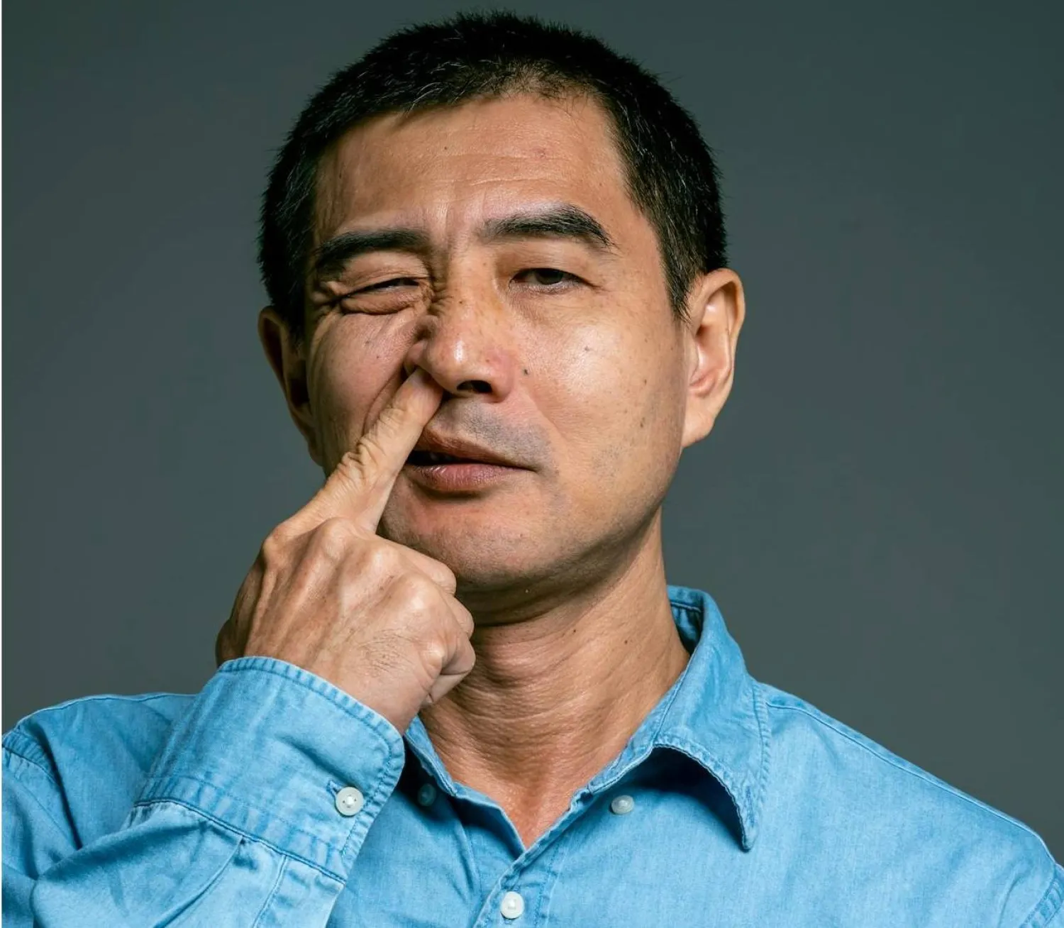 العبث بالأنف قد يزيد خطر الإصابة بألزهايمر