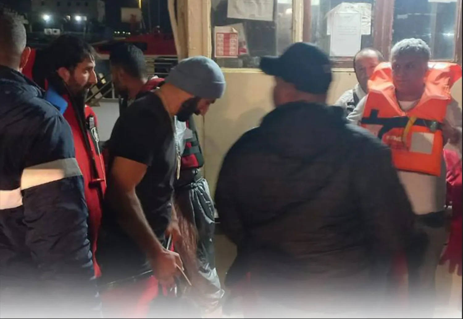 إنقاذ طاقم سفينة جنحت قرب مجرى قناة السويس