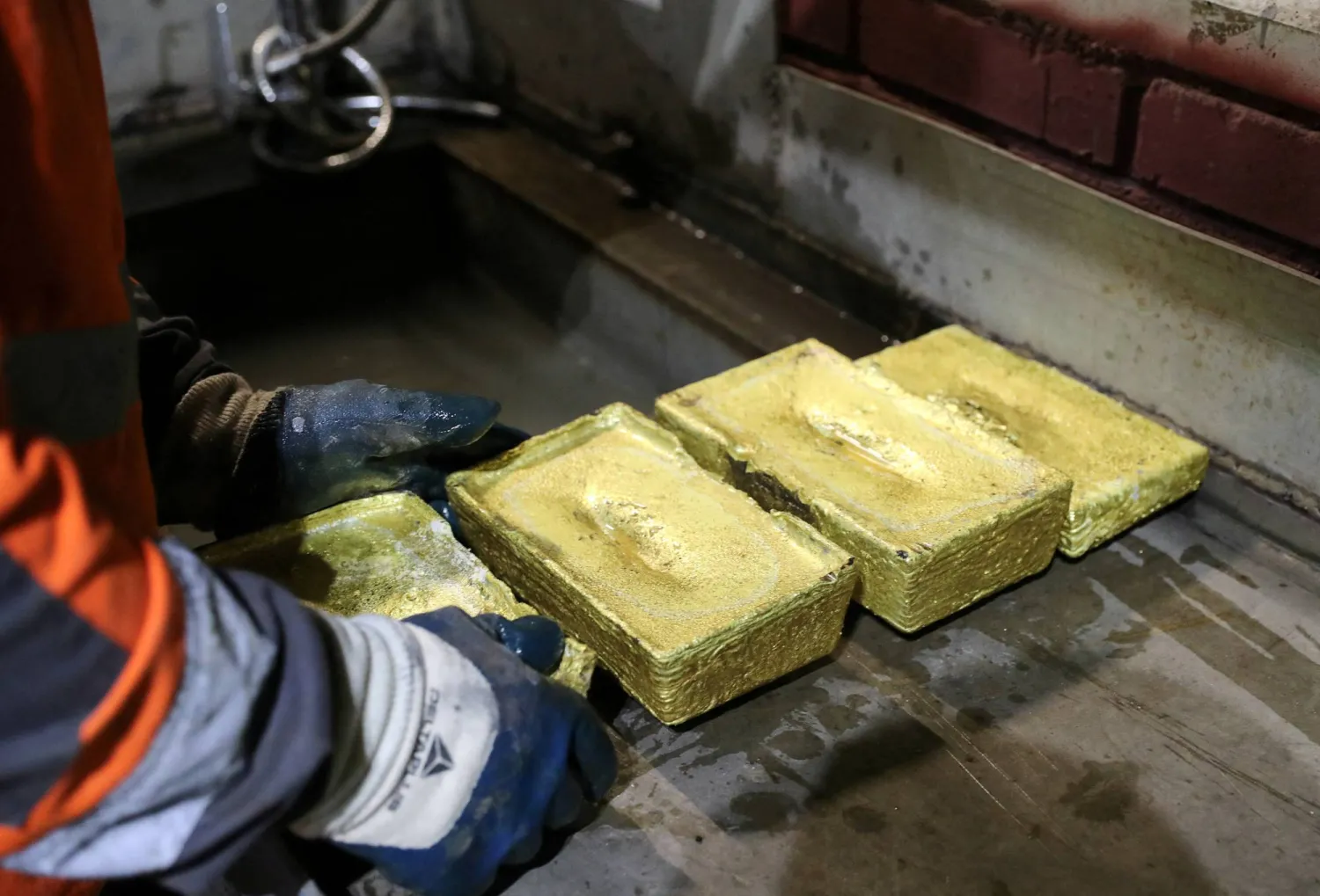 تراجع الذهب بعد بلوغه مستوى قياسياً مع انحسار التوترات الجيوسياسية وجني الأرباح