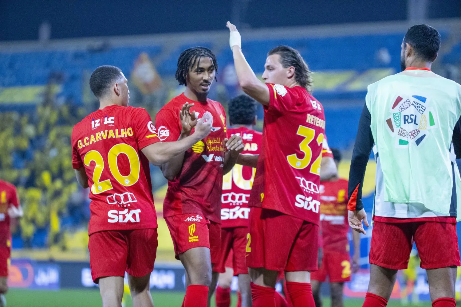 القادسية يسحق الحزم بخماسية مثيرة ويقترب من الصدارة بالدوري السعودي