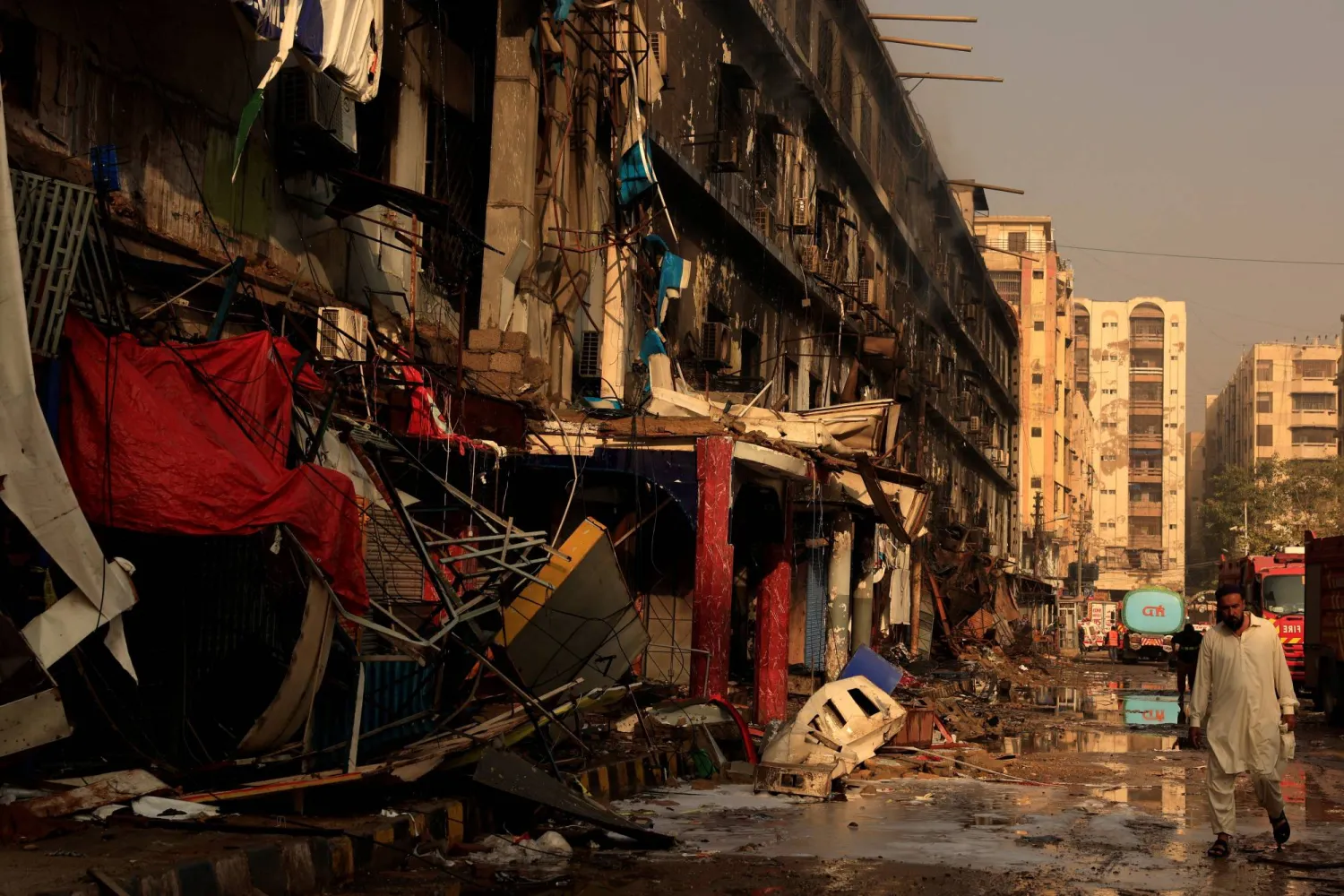 ارتفاع حصيلة الحريق بمركز تجاري في باكستان إلى 11 قتيلاً