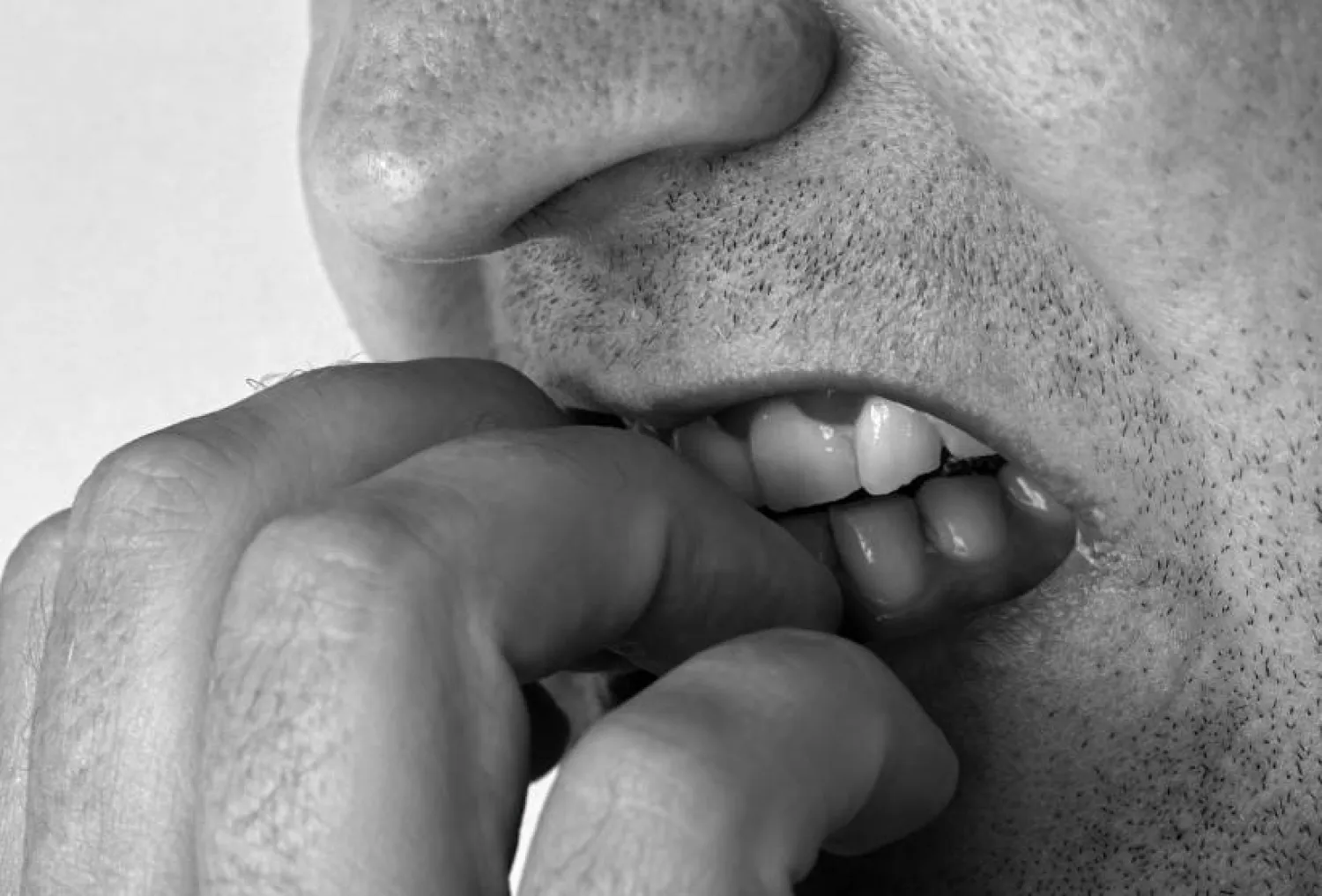 العادات "السيئة" ليست عدواً دائماً: كيف يراها علم النفس كآليات للبقاء