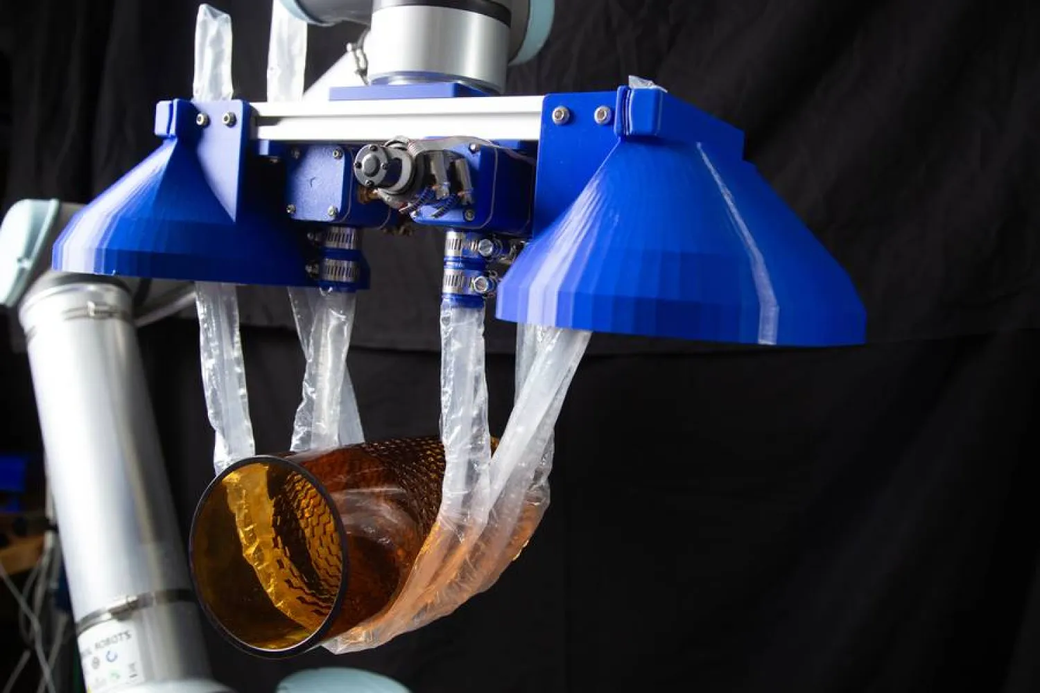 روبوت مستوحى من النباتات يرفع الأجسام الثقيلة والهشة بذكاء