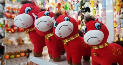 دمية "الحصان الباكي" تحصد الإعجاب في الصين