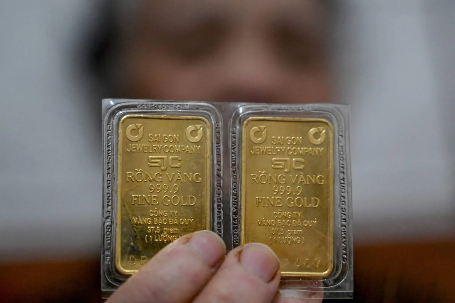 الذهب يتراجع وسط رهانات على تشدد السياسة النقدية