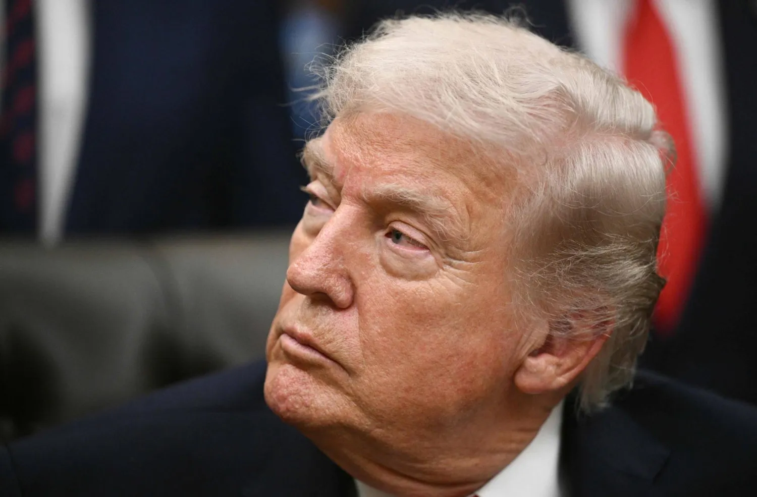 ترمب يهدد بفرض رسوم جمركية على أي دولة تبيع النفط إلى كوبا