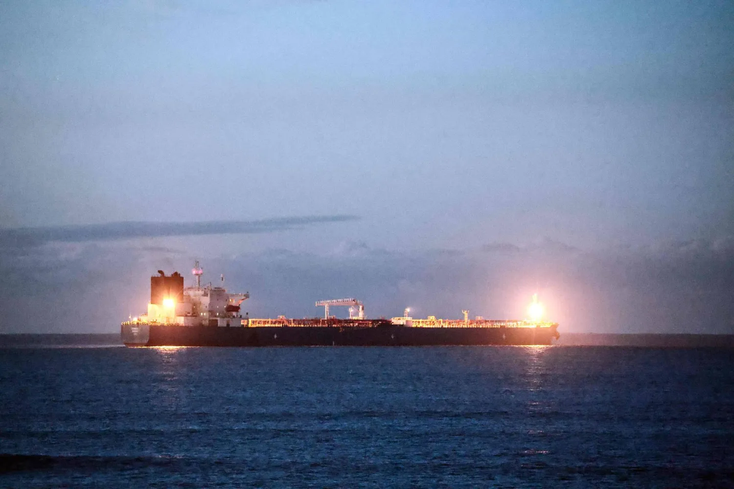 روسيا تتعهد بالدفاع عن سفنها بعد اعتراض فرنسا ناقلة يشتبه بأنها من «أسطول الظل»