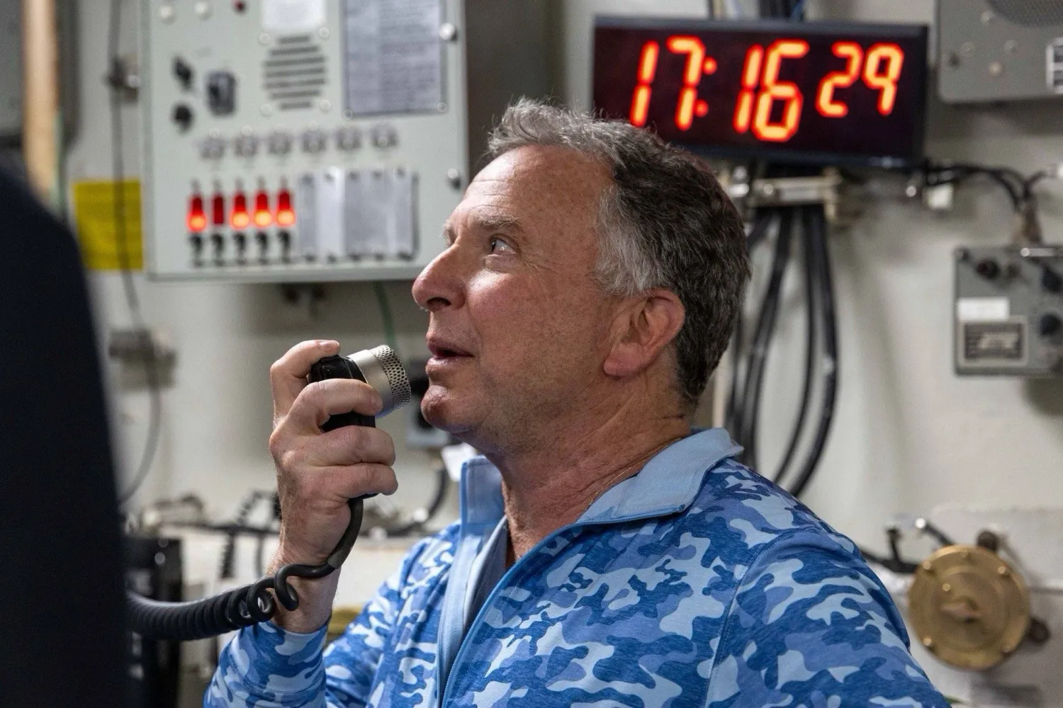 ويتكوف وكوشنر يزوران حاملة الطائرات «أبراهام لينكولن»