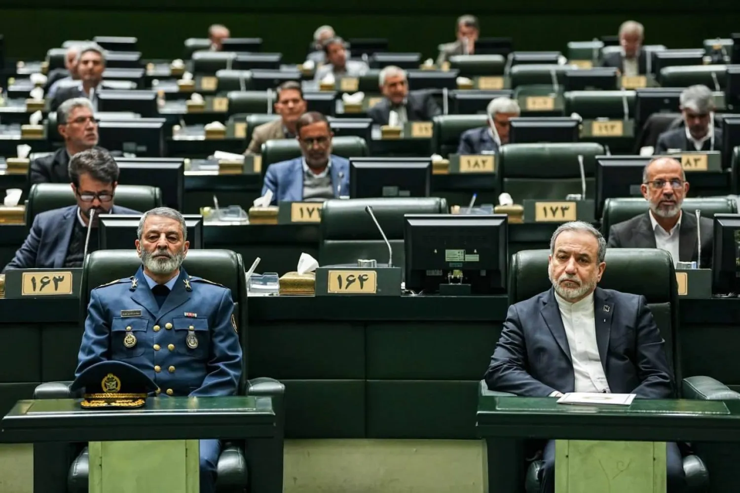 عراقجي يُطلع البرلمان على المحادثات... ولاريجاني يزور عُمان غداً