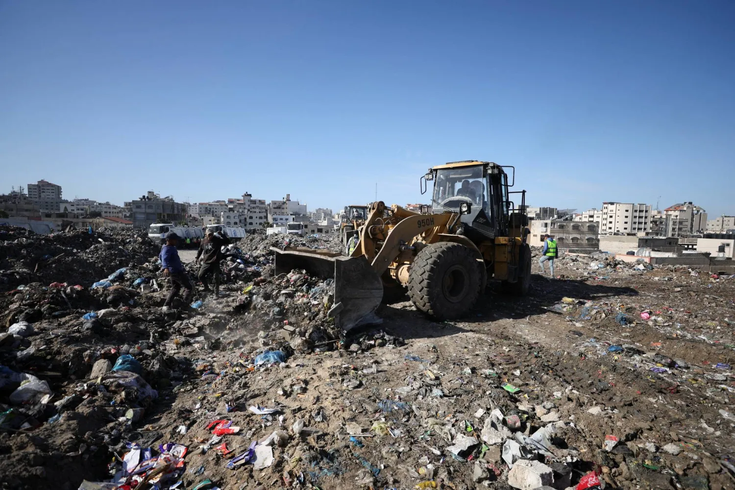 بدء إزالة مكب نفايات ضخم في مدينة غزة مع تفاقم المخاطر الصحية