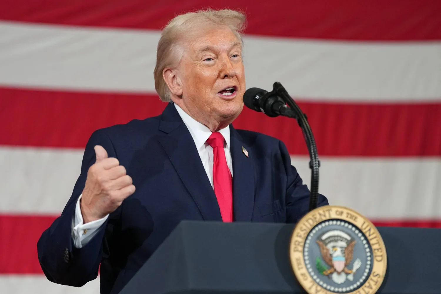 ترمب: على زيلينسكي التحرك للتوصل إلى اتفاق سلام