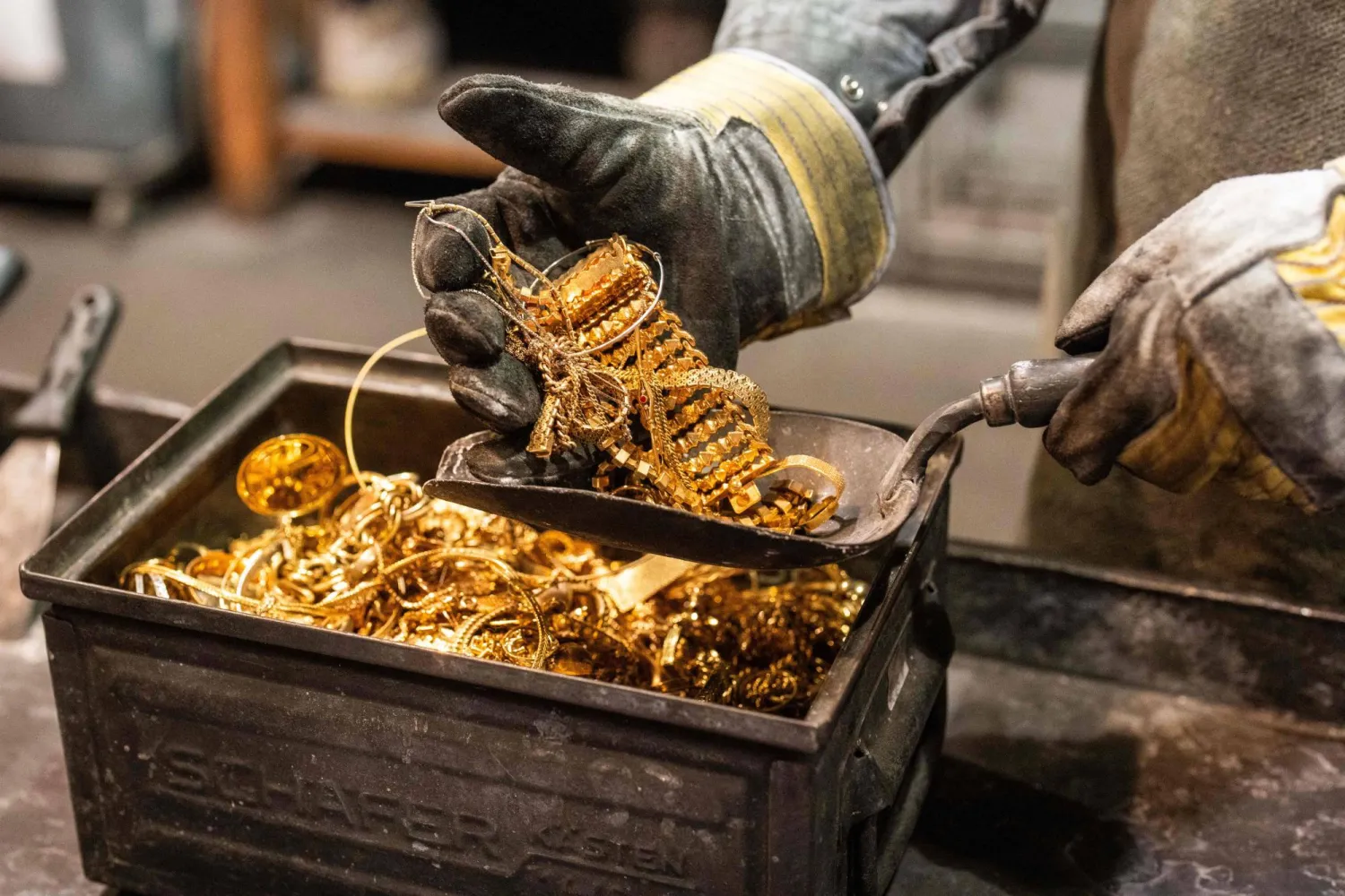 الذهب يتراجع مع ارتفاع الدولار قبيل صدور بيانات التضخم