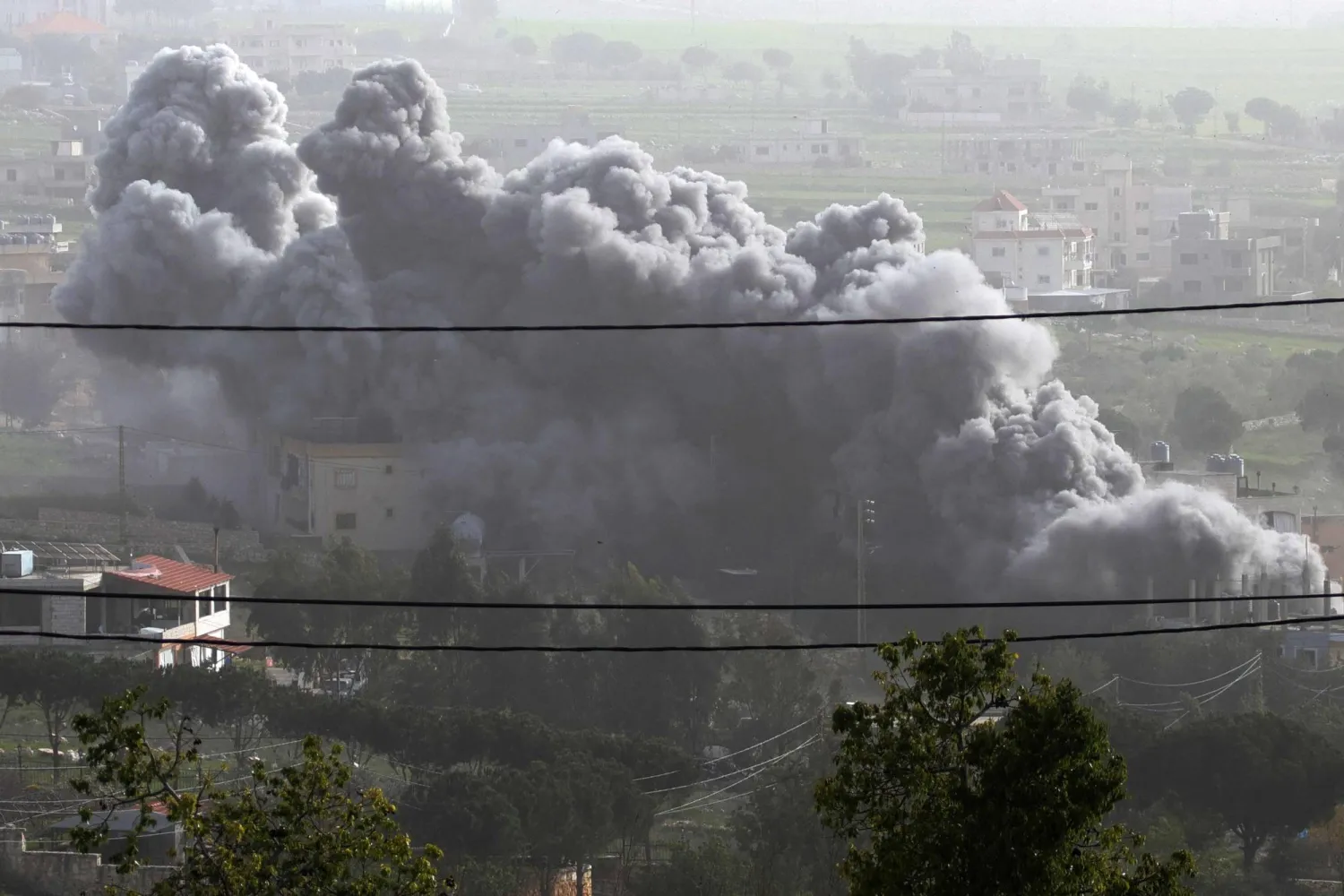 إسرائيل تستهدف مواقع عسكرية لـ«حزب الله» في لبنان