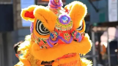 كمين "رقصة الأسد".. شرطة تايلاند تتنكر للإيقاع بسارق