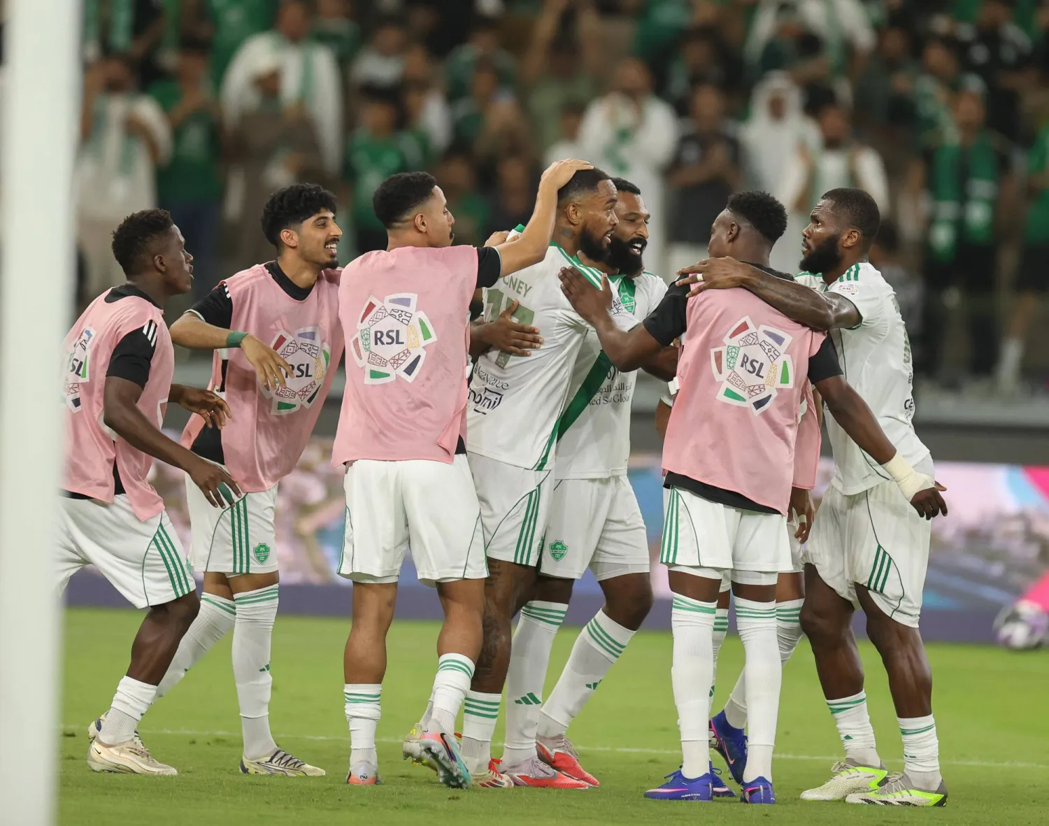 الأهلي يعاقب النجمة برباعية ويزاحم الهلال على القمة… والاتفاق يتفوق في ليلة أهداف مثيرة