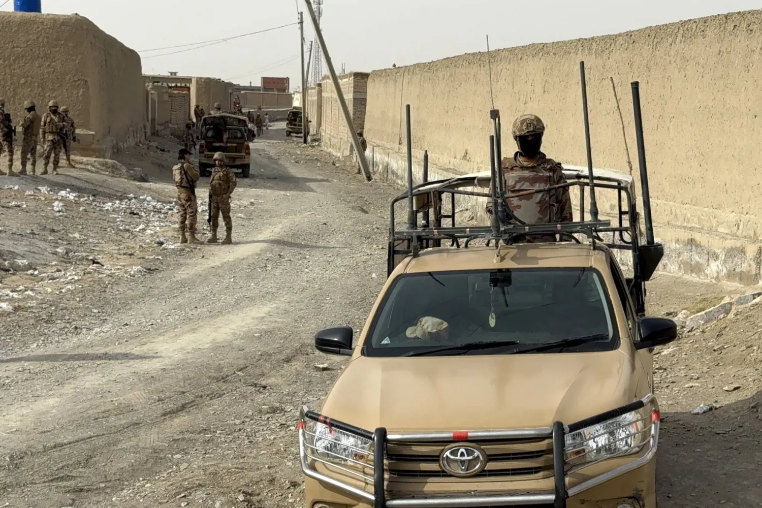 باكستان تشن ضربات على «مخابئ» لمسلحين بطول الحدود الأفغانية