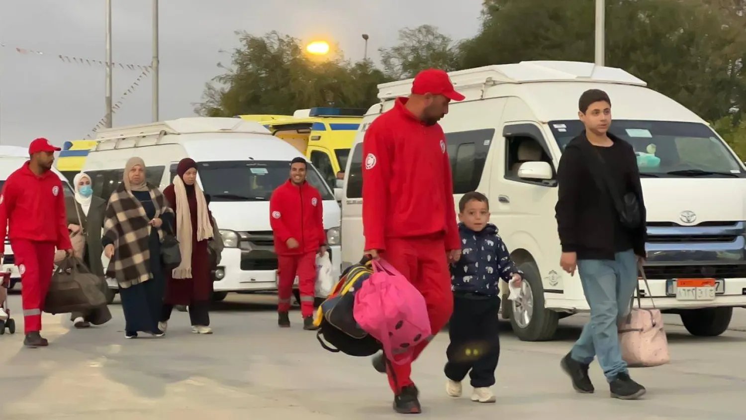 معبر رفح يستقبل عائدين من مصر إلى غزة معبر رفح يستقبل عائدين من مصر إلى غزة