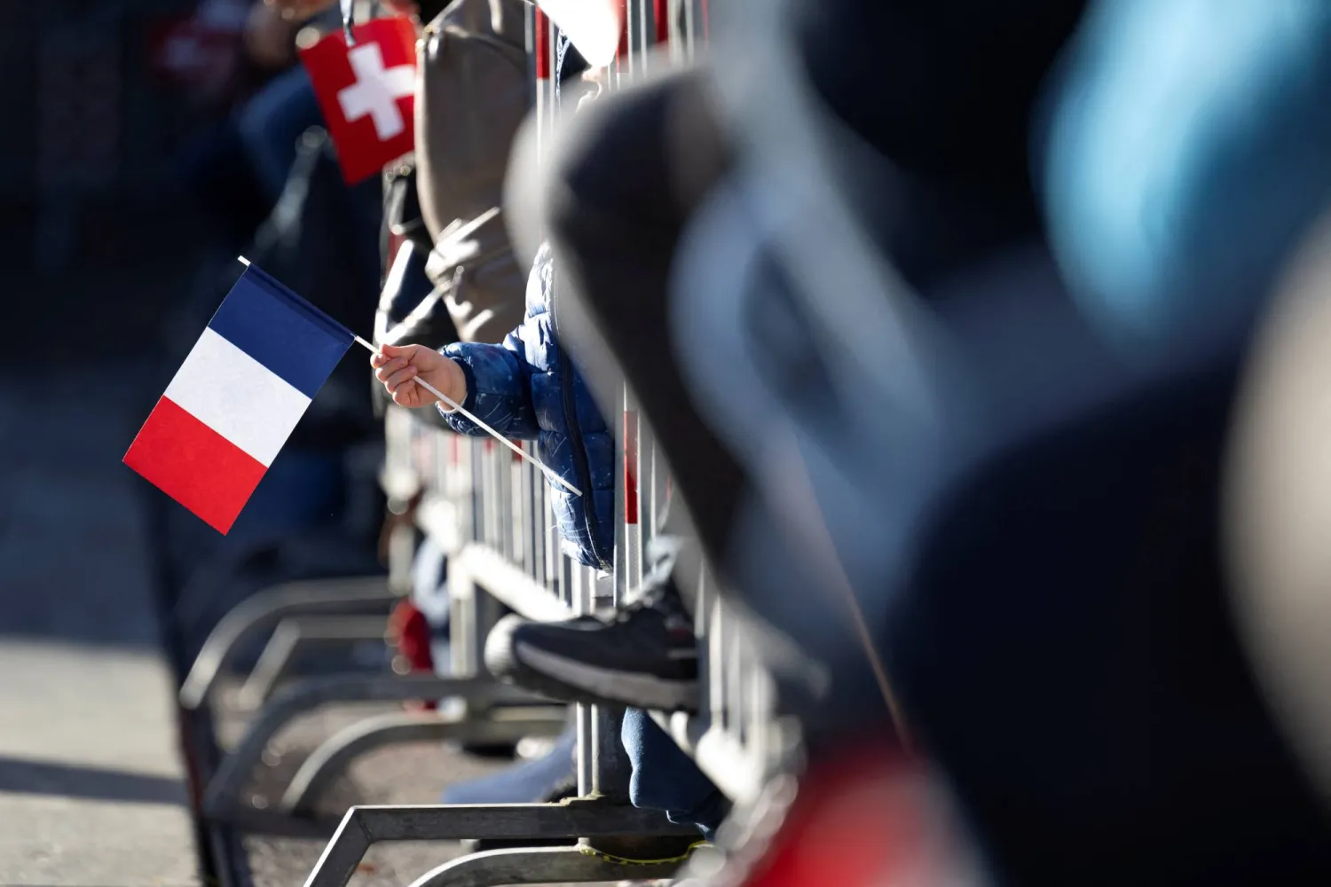 فرنسا تحل 4 جماعات من اليمين واليسار المتطرفين